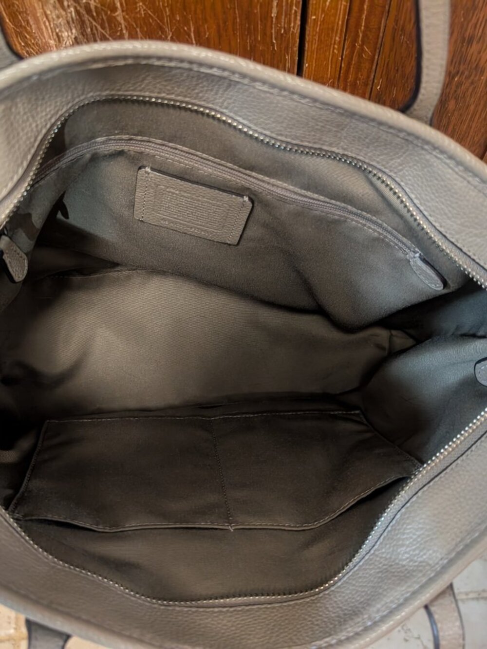 limited-edition Coach Zip Tote with embroidered Lou - Picture 5 of 5
